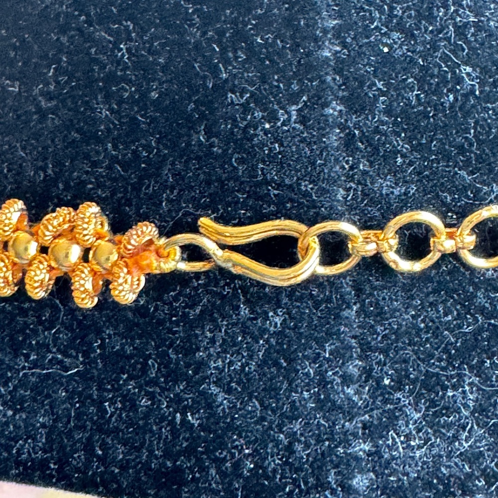 ๐Elegant Gold Necklace - Picture 6 of 9